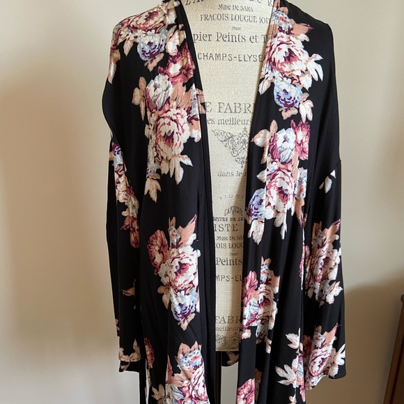 Bohemian, floral cardigan in size M. - Picture 2 of 3